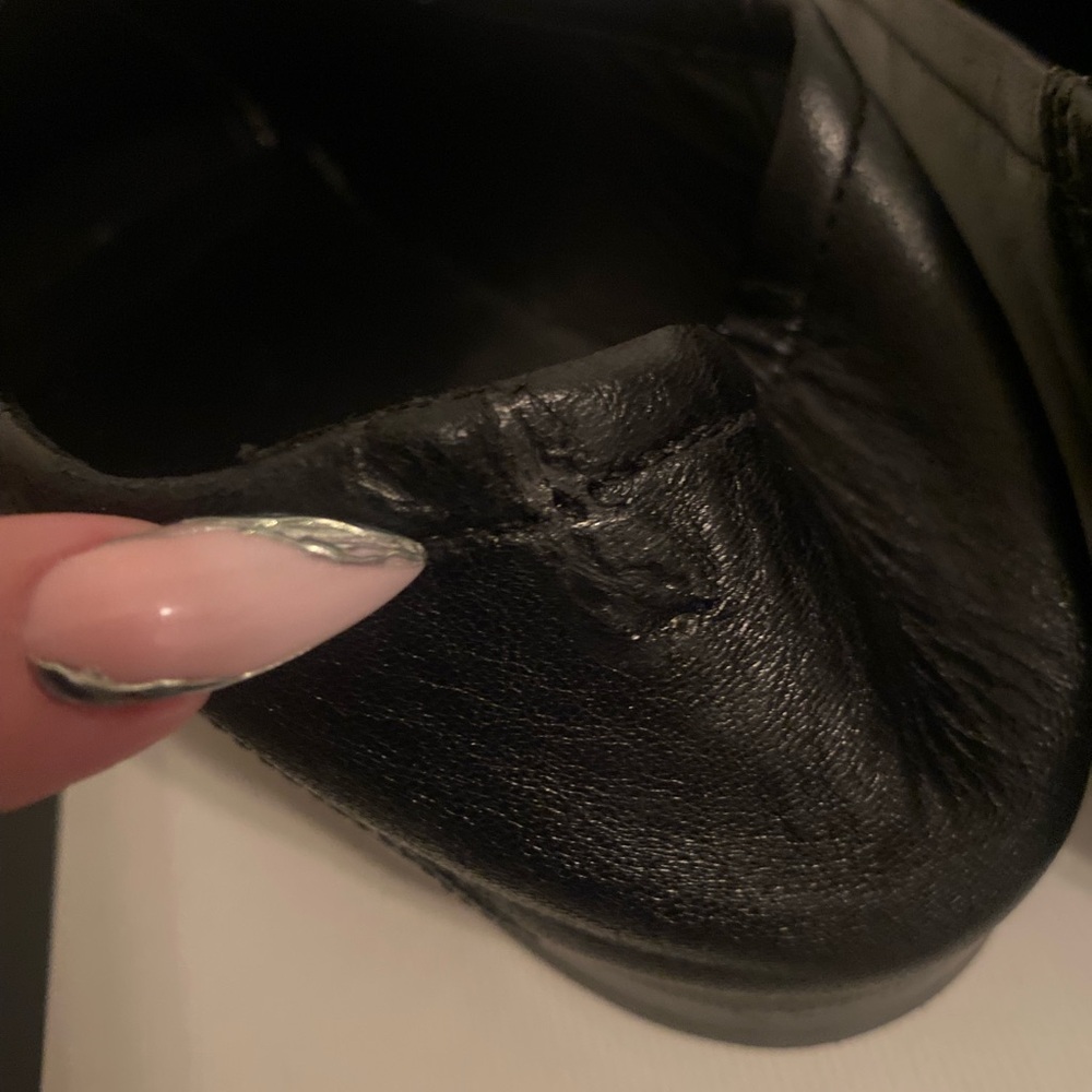 Gucci Black Leather Loafers with Gold Horsebit folds in the back also - Picture 5 of 16